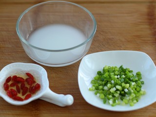 3、肉末冬瓜,调适量水淀粉，枸杞浸泡清水中，小葱切葱花备用