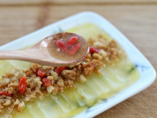 12、肉末冬瓜,将芡汁和枸杞均匀的浇倒在肉末冬瓜上