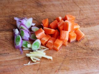 3、茼蒿肉末营养羹,胡萝卜用刀切成小丁，葱切丝姜切丝。