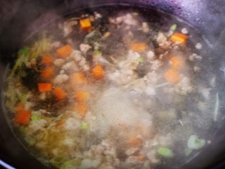 12、茼蒿肉末营养羹,大火烧开后继续炖2分钟左右的时候。