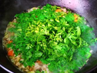 13、茼蒿肉末营养羹,锅中放入切碎的茼蒿。