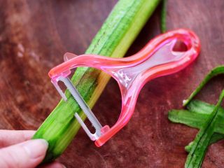 2、丝瓜肉丸粉丝煲,把丝瓜洗净后去皮。