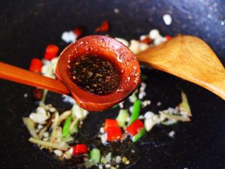 7、丝瓜肉丸粉丝煲,这个时候加入肉汤调味。