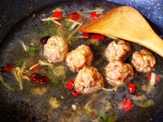 9、丝瓜肉丸粉丝煲,这个时候锅里加入适量的清水。