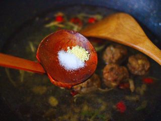 10、丝瓜肉丸粉丝煲,根据个人口味加入适量的盐和鸡精调味。