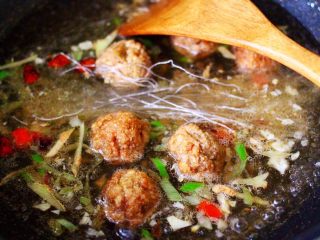 11、丝瓜肉丸粉丝煲,大火煮沸后，加入洗净的粉丝。