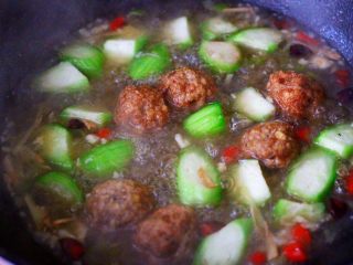 13、丝瓜肉丸粉丝煲,这个时候锅中加入丝瓜，大火炖煮至丝瓜变色断生。