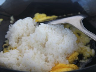 12、酱油炒饭,放入米饭炒