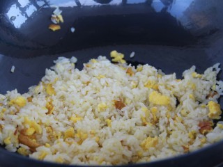 13、酱油炒饭,此时开小火,炒匀鸡蛋和饭,把鸡蛋炒碎