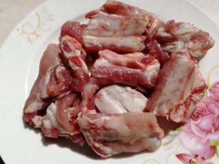 1、虫草花排骨汤,鲜排骨260,冷水洗净。