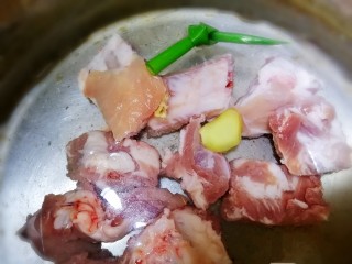 2、虫草花排骨汤,凉水下锅,放入葱,姜,水开焯3分钟。