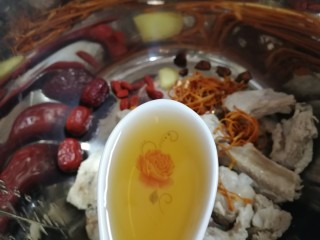 8、虫草花排骨汤,放入一汤匙料酒。
