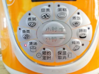 10、虫草花排骨汤,放入锅中,煲汤键40分钟。