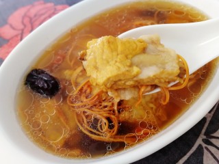 13、虫草花排骨汤,排骨被虫草染上了黄色。