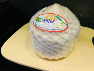 1、椰子炖鸡,超市一年四季都有卖新鲜椰子????，买一个待用；