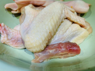 2、椰子炖鸡,鸡肉先用清水冲洗干净，待用；