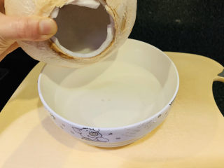 4、椰子炖鸡,将椰汁也倒入碗内，等下炖汤用；