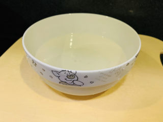 5、椰子炖鸡,椰汁有大半碗；