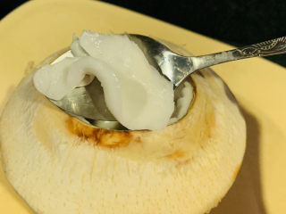 6、椰子炖鸡,然后用勺子，挖出椰肉；