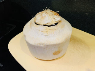 7、椰子炖鸡,椰壳先留着装饰用，也可以拿去种花；