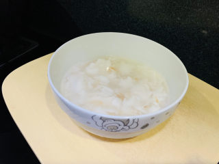 8、椰子炖鸡,椰肉和椰汁准备好；