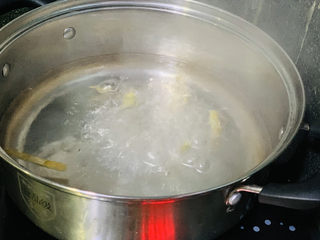 10、椰子炖鸡,焖煮三分钟，煮出姜味；