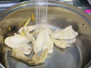 12、椰子炖鸡,焯水后捞出，再用清水清洗干净，这样可以去除腥味；