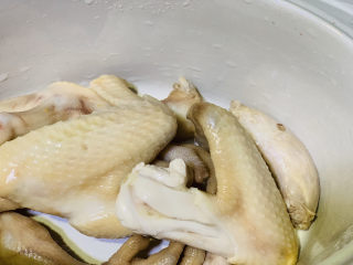 13、椰子炖鸡,洗干净的鸡肉，放入炖锅；