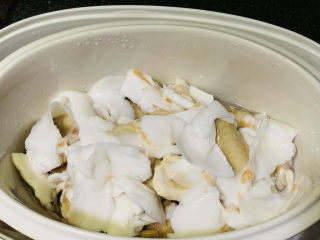 14、椰子炖鸡,倒入椰汁和椰肉；