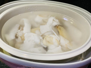 15、椰子炖鸡,再加适量水，覆盖鸡肉；