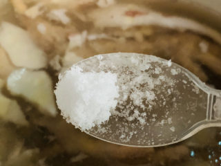 18、椰子炖鸡,加少许盐调味；