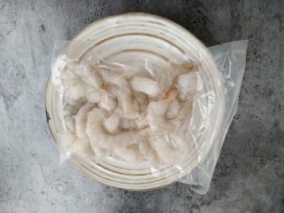 3、黄瓜炒虾仁,打开包装袋，常温解冻