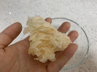 1、苹果银耳红枣汤,准备一块银耳,喜欢粘稠口感的可以适当增加