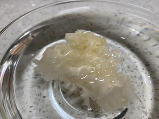 2、苹果银耳红枣汤,银耳放水里充分泡发