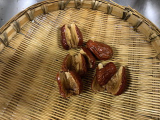 6、苹果银耳红枣汤,洗净沥水