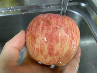 8、苹果银耳红枣汤,洗净