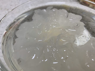 12、苹果银耳红枣汤,银耳泡发好后,清洗干净