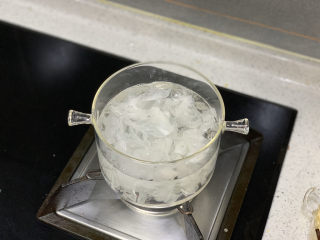 15、苹果银耳红枣汤,水开后放入银耳