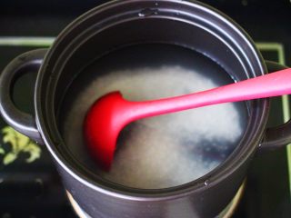 1、紫薯百合冰糖粥,沙锅加入适量的纯净水，再加入泡过的米。