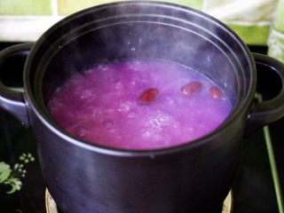 11、紫薯百合冰糖粥,看见百合变成透明状即可关火咯。