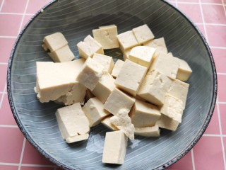 2、白菜豆腐汤,豆腐切小块。