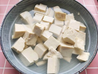 3、白菜豆腐汤,加入少许盐和开水浸泡15分钟。