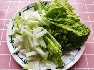 4、白菜豆腐汤,白菜叶用手撕成块，白菜帮切成条。