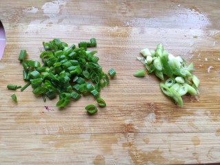 5、白菜豆腐汤,切葱花