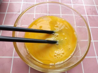 6、白菜豆腐汤,鸡蛋打散备用。