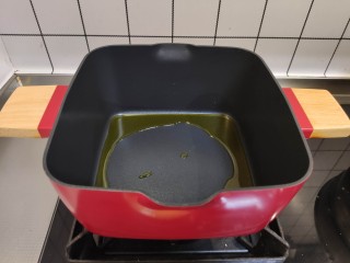 7、白菜豆腐汤,加入食用油。