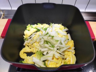 11、白菜豆腐汤,加入白菜帮，翻炒均匀。