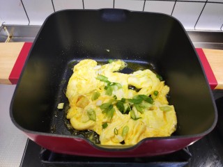 10、白菜豆腐汤,加入葱花翻炒均匀。