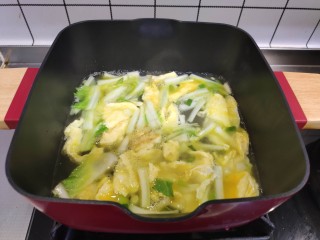 12、白菜豆腐汤,加入开水煮5分钟。