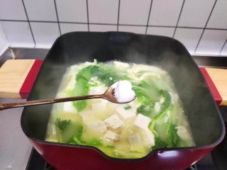 15、白菜豆腐汤,加入盐